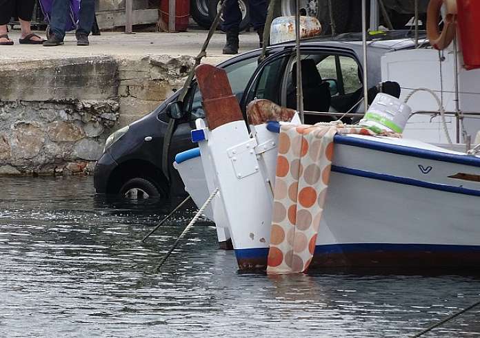Αυτοκίνητο έπεσε στη θάλασσα στη Σύρο