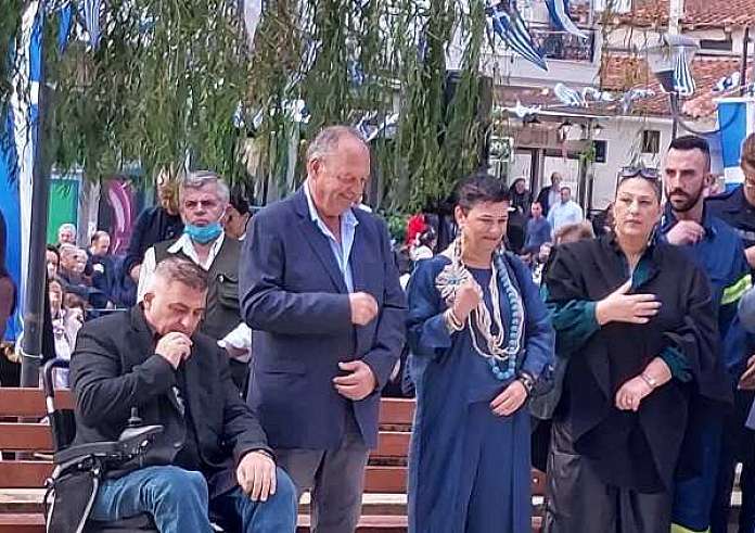 Καπανδρίτι: Χωρίς ράμπα το βάθρο των επισήμων στην παρέλαση. Τι είπε δημοτικός σύμβουλος με αναπηρία