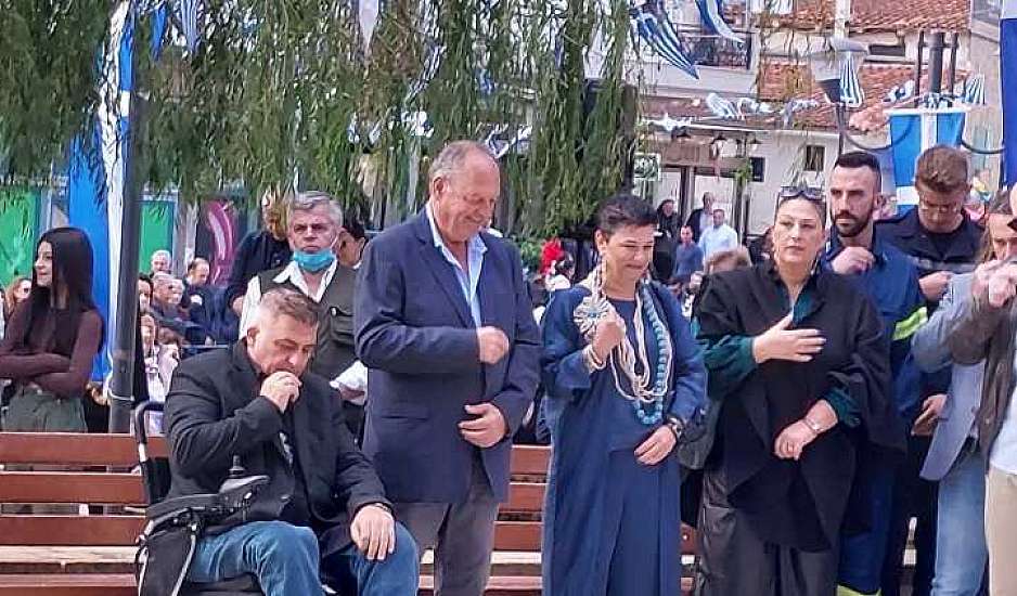 Καπανδρίτι: Χωρίς ράμπα το βάθρο των επισήμων στην παρέλαση. Τι είπε δημοτικός σύμβουλος με αναπηρία