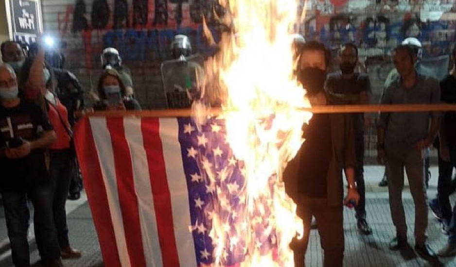 Πορείες για την επίσκεψη Πομπέο: Ένταση στο Σύνταγμα - Κάψιμο αμερικανικής σημαίας στη Θεσσαλονίκη