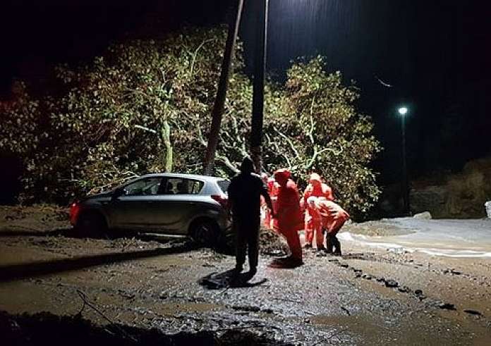 Σοβαρά προβλήματα σε Άνδρο και Σύρο από την κακοκαιρία
