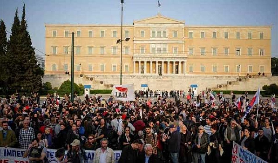 Aντιπολεμικό συλλαλητήριο στο κέντρο της Αθήνας. Πέταξαν αυγά στα γραφεία της EE