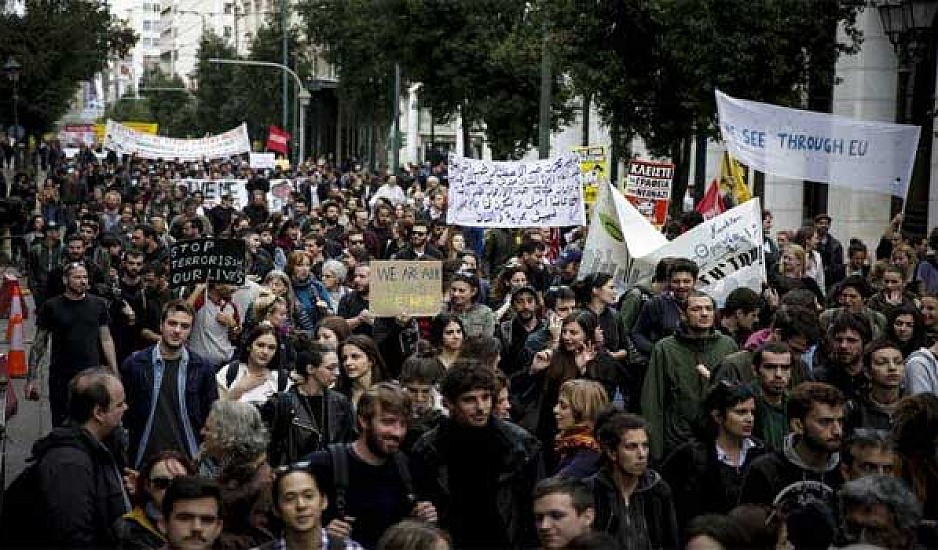 Μαζική η συμμετοχή στο αντιφασιστικό συλλαλητήριο της Αθήνας