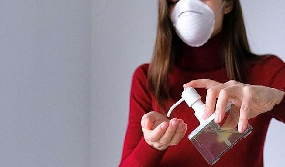 Καθηγήτρια ψέκασε με αντισηπτικό μαθητές που φορούσαν λάθος τη μάσκα τους και συνελήφθη