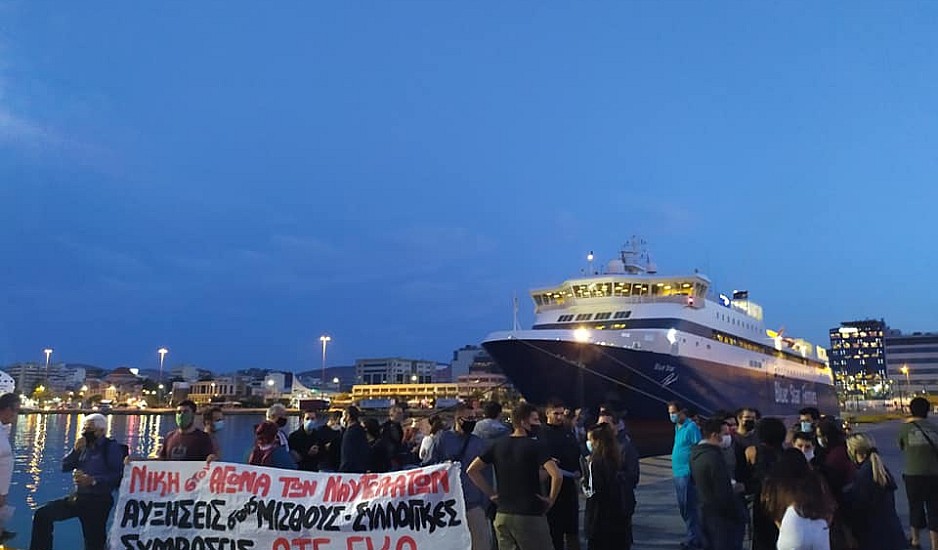 Δεμένα τα πλοία στο λιμάνι του Πειραιά λόγω απεργίας των ναυτεργατών