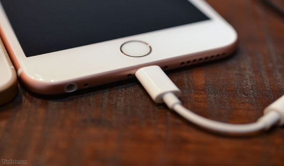 Η Apple εγκαταλείπει τη Lightning θύρα και στρέφεται στη USB Type-C