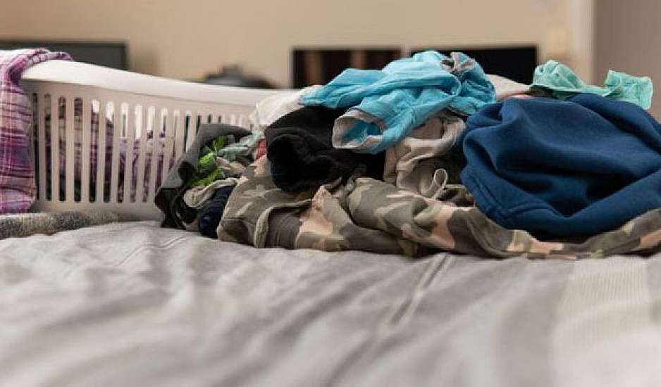 Δείτε γιατί δεν πρέπει να αφήνετε ποτέ τα άπλυτα ρούχα πάνω στο κρεβάτι