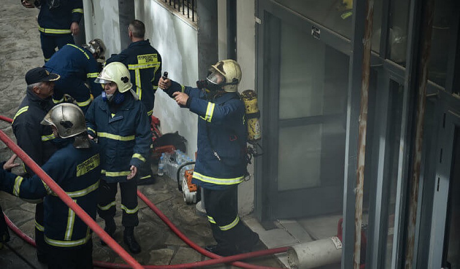 Θεσσαλονίκη: Υπό έλεγχο η φωτιά στο ΑΠΘ. Οι πυροσβέστες έσπασαν τζάμια παραθύρων και λουκέτα