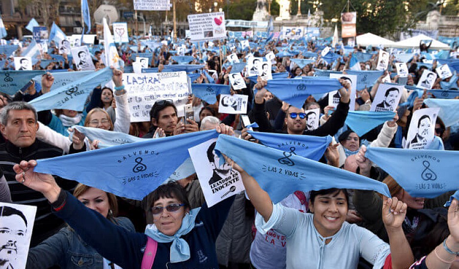 Αργεντινή: Στους δρόμους γιατί καταδίκασαν γιατρό που δεν έκανε έκτρωση σε θύμα βιασμού