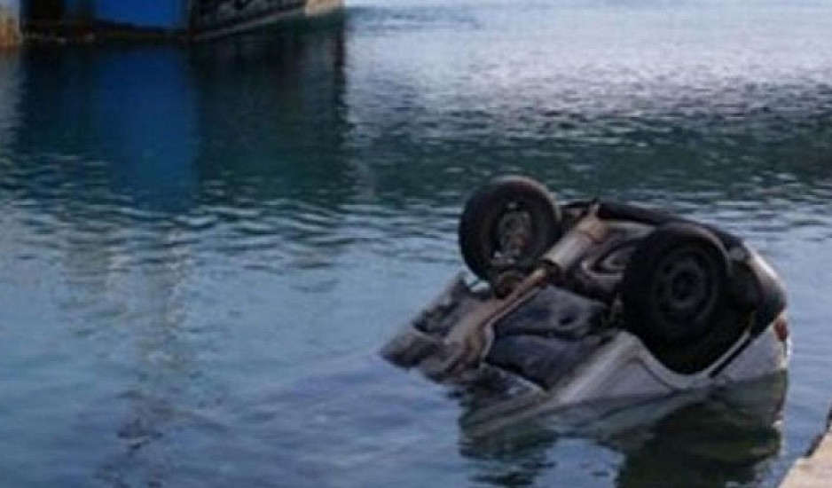 Αρκίτσα: Αυτοκίνητό έπεσε στη θάλασσα αντί να μπει στο πλοίο