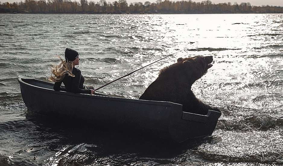 Viral η αρκούδα που πηγαίνει για ψάρεμα!