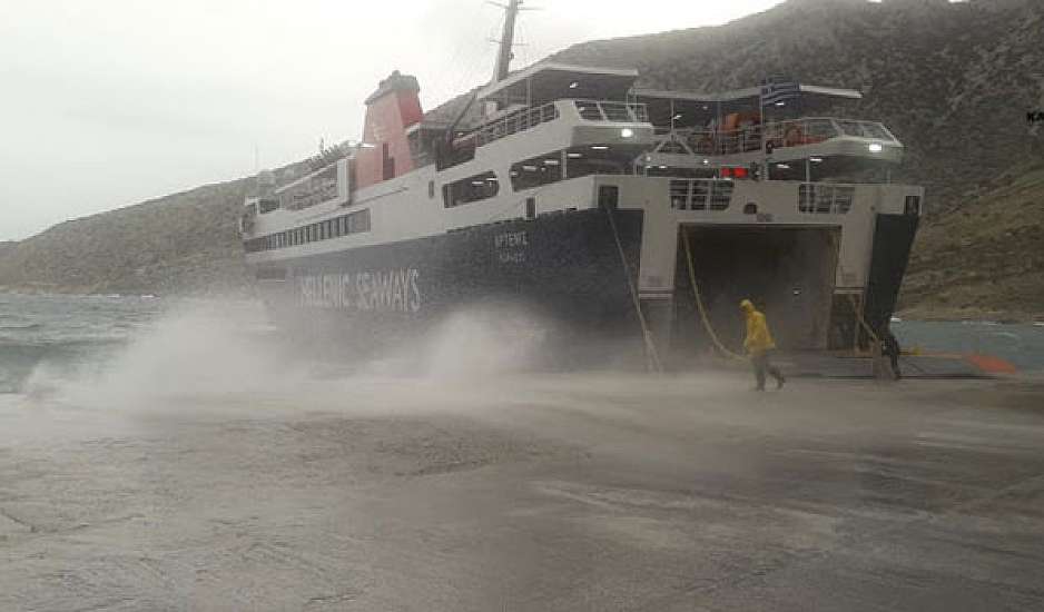Σίφνος: Η προσπάθεια πλοίου να δέσει στο λιμάνι εν μέσω θυελλωδών ανέμων