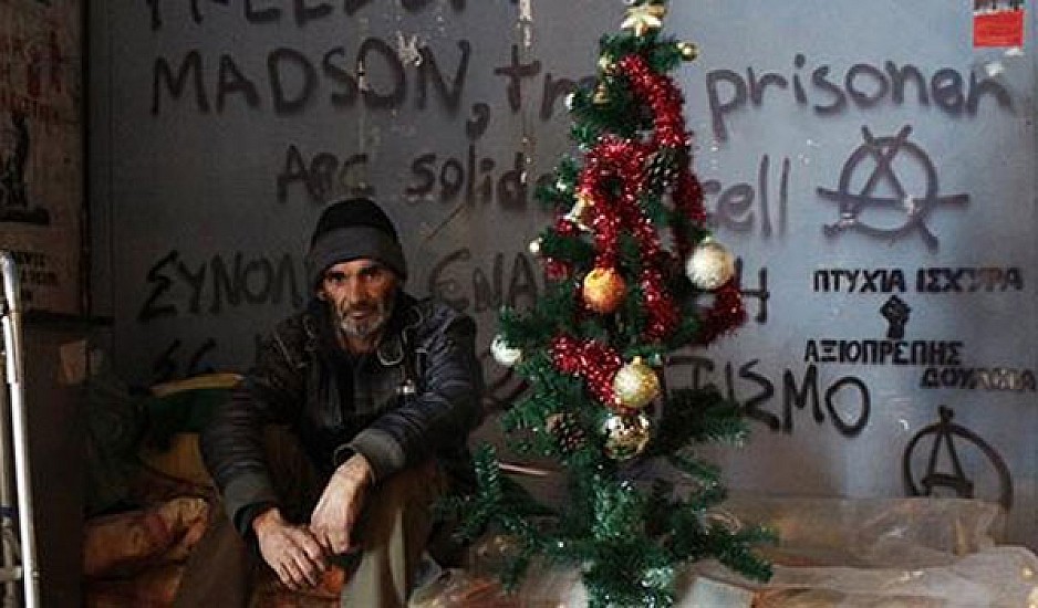 Αθήνα: Το παράπονο άστεγου. Ο Δήμος του πέταξε το χριστουγεννιάτικο δέντρο του