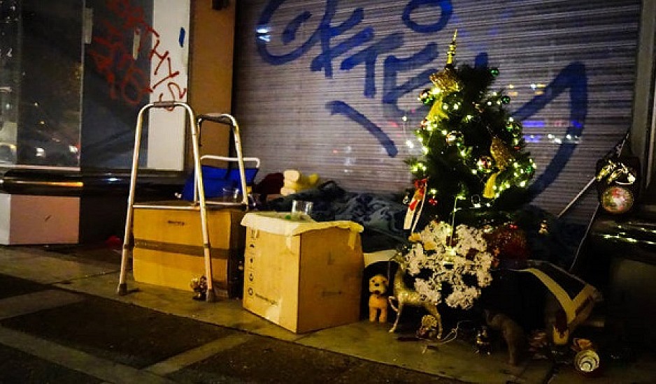 Η άλλη πλευρά των γιορτών - Άστεγος στόλισε το «σπίτι» του στην Αθήνα