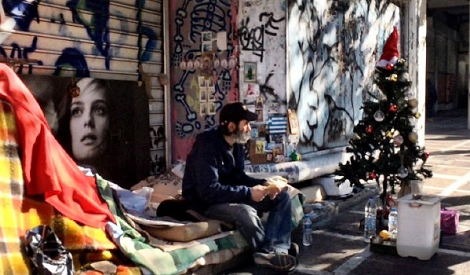 Πέθανε ο άστεγος της οδού Σταδίου – Το σπαρακτικό post που έκανε γνωστή την απώλεια του Χρήστου