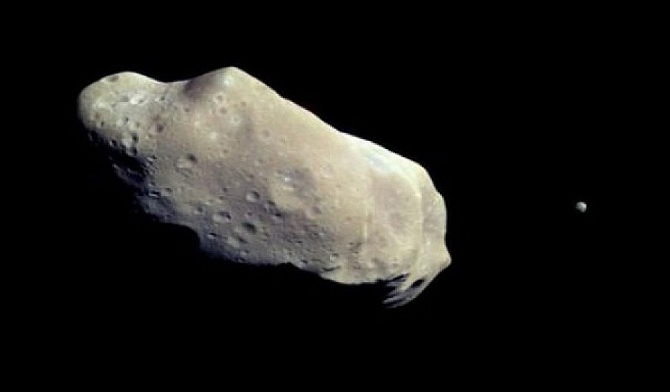 Η στιγμή που ο δυνητικά επικίνδυνος αστεροειδής περνά κοντά από τη Γη