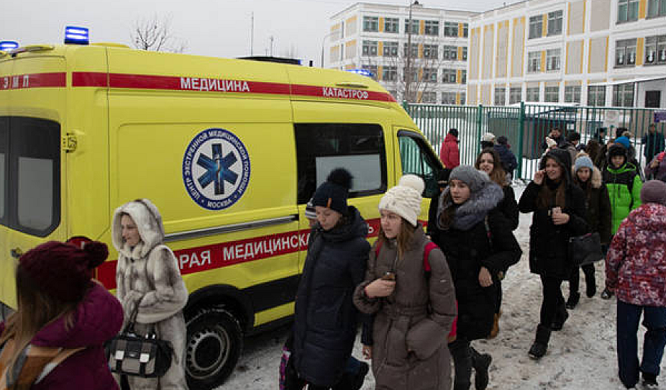 Κατέρρευσε τμήμα κτιρίου στην Αγία Πετρούπολη, φόβοι για εγκλωβισμένους