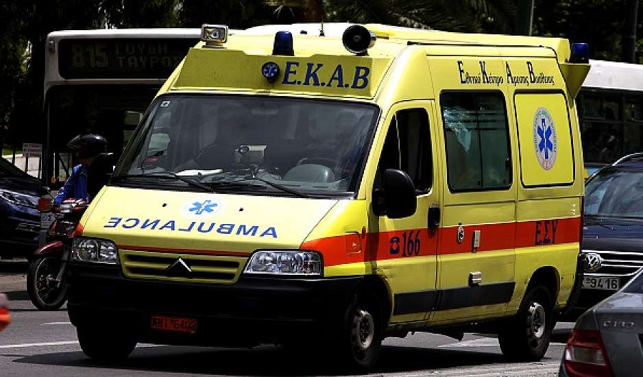 Λέσβος:  Χωρίς οδηγό, πού να πάει το ασθενοφόρο; λέει ο γιατρός που παρέλαβε την 78χρονη η οποία έσβησε σε παραλία