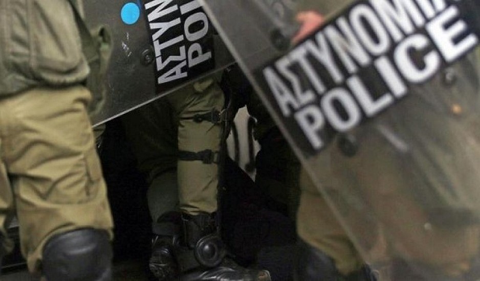 SZ: Μια ιστορία που σπιλώνει την ελληνική αστυνομία - Βία και πείνα σε κρατητήριο
