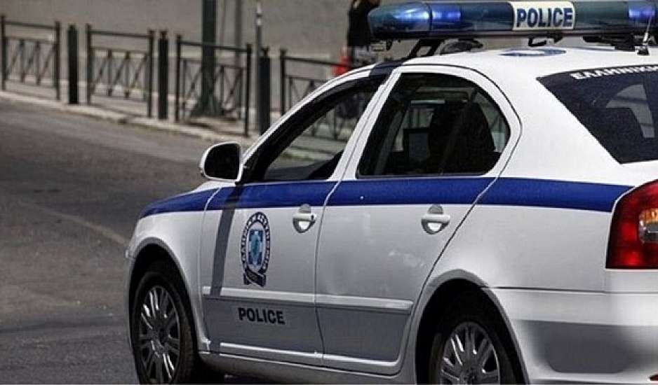 Θεσσαλονίκη: ΙΧ έπεσε πάνω σε έξι σταθμευμένα οχήματα προκαλώντας υλικές ζημιές