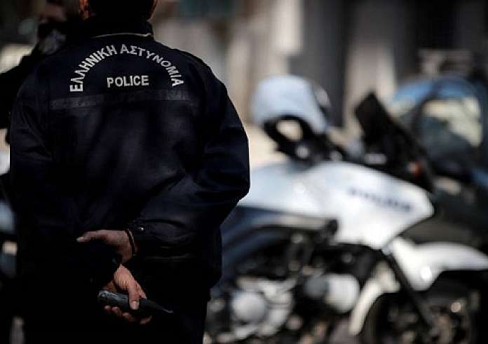 Κατηγορείται αστυνομικός για χρηματισμό με αντάλλαγμα άδειες διαμονής σε πρόσφυγες