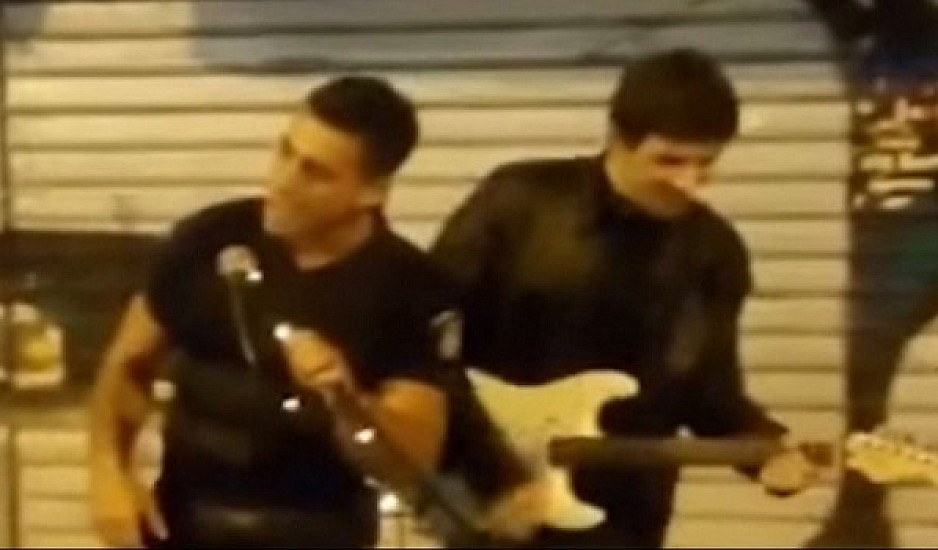 Αστυνομικός τραγουδάει «Stand by me» με πλανόδιο στο Μοναστηράκι και κλέβει τις εντυπώσεις