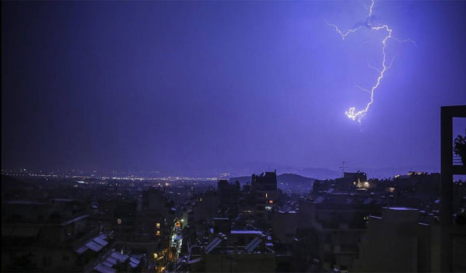 Η κακοκαιρία Διδώ "χτυπά" με ισχυρές καταιγίδες την Αθήνα - Μέχρι πότε θα συνεχιστούν