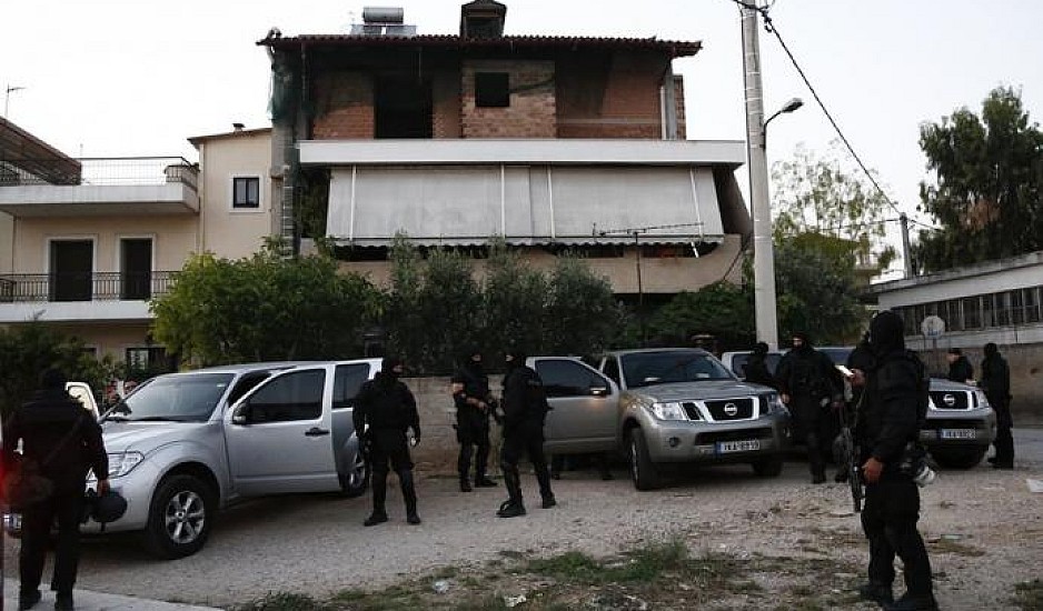 Άγριο ξύλο σε αστυνομικούς που πήγαν για έλεγχο σε γλέντι σε σπίτι Ρομά στο Μενίδι