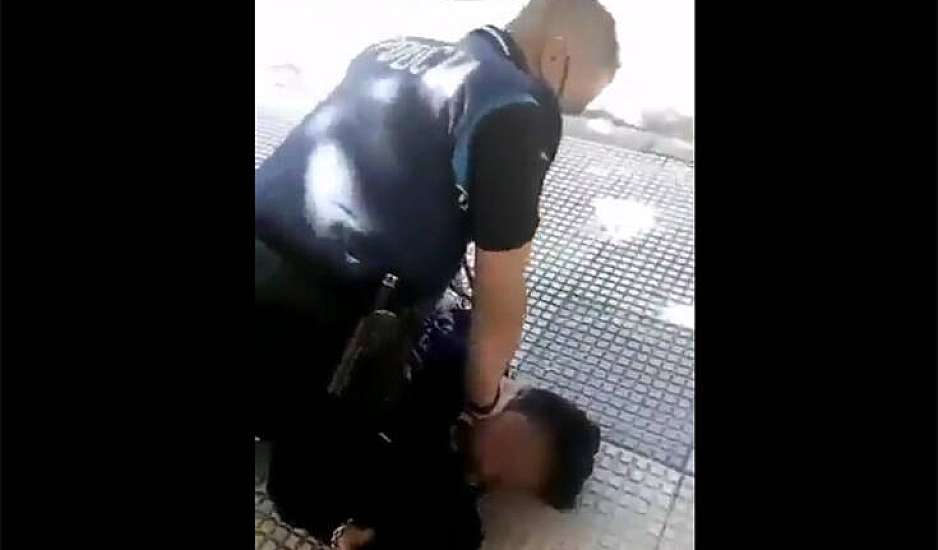 Αστυνομικός πατάει στον λαιμό 14χρονο γιατί δεν φόραγε μάσκα