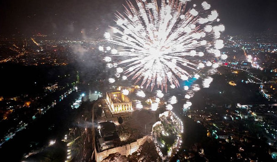 Πρωτοχρονιά: Πυροτεχνήματα και κέφι σε Αθήνα και Θεσσαλονίκη για την έλευση του 2019