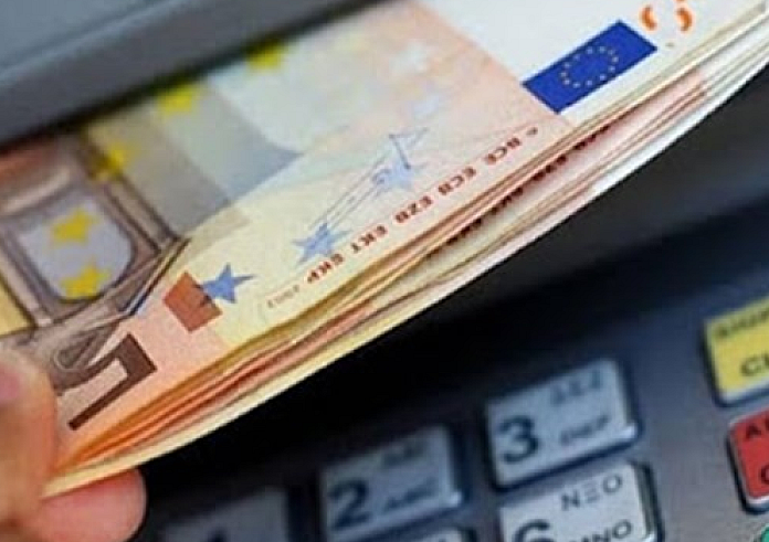 ATM: Πότε ξεκινούν οι μηδενικές χρεώσεις για αναλήψεις