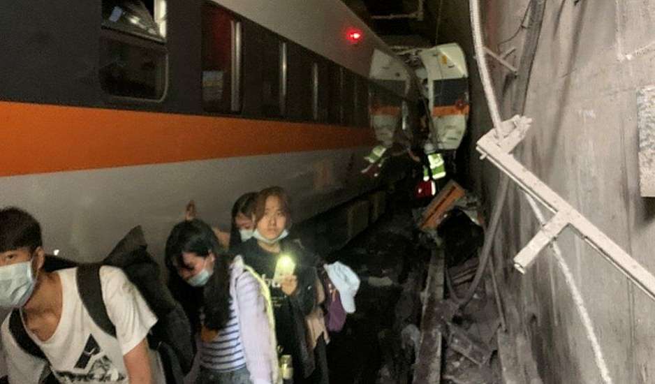Τραγωδία στην Ταϊβάν: Εκτροχιασμός τρένου μέσα σε τούνελ με 36 νεκροούς