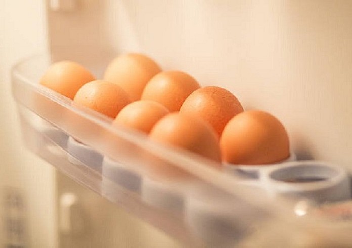 Το κλασικό μεγάλο λάθος που κάνουν πολλοί με τα αυγά στο ψυγείο