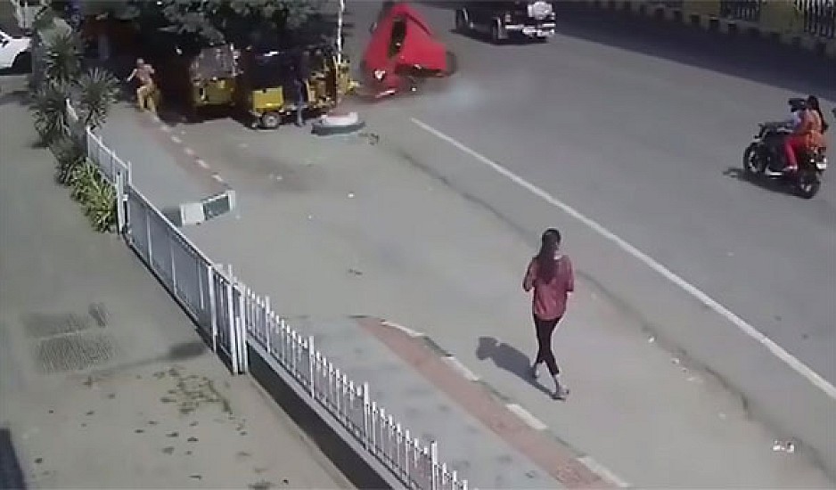 Βίντεο σοκ: Αυτοκίνητο πέφτει από γέφυρα πάνω σε πεζούς