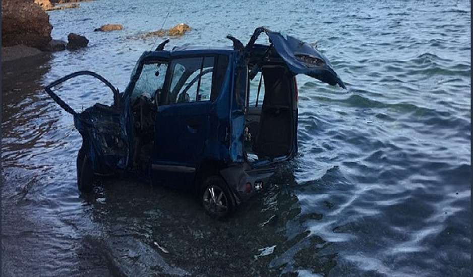 Αυτοκίνητο έπεσε στη θάλασσα στην Σαλαμίνα – Σοβαρά  η οδηγός