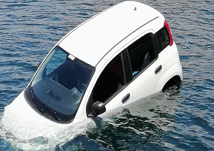 Αυτοκίνητο στη θάλασσα: Δείτε πώς να απεγκλωβιστείτε αν πέσει στο νερό και αρχίσει να βυθίζεται