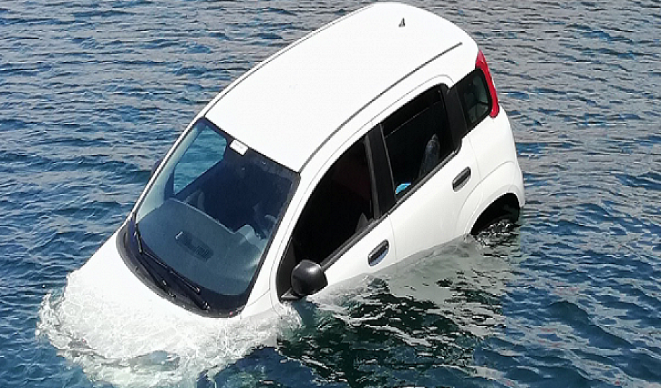 Αυτοκίνητο στη θάλασσα: Δείτε πώς να απεγκλωβιστείτε αν πέσει στο νερό και αρχίσει να βυθίζεται
