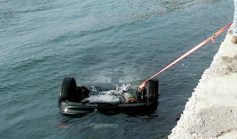 Αυτοκίνητο έπεσε στη θάλασσα στο Κερατσίνι