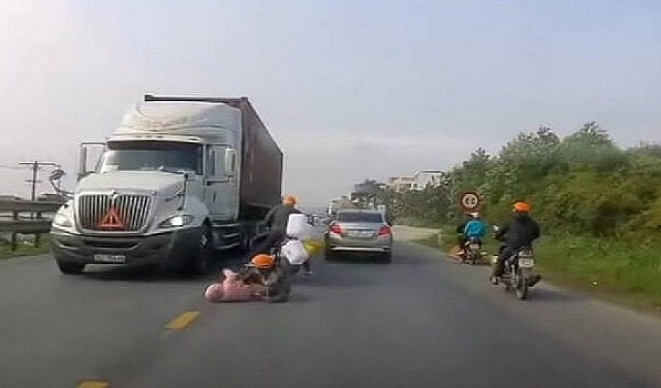 Μητέρα σώζει το παιδί της από ρόδες φορτηγού την τελευταία στιγμή - Βίντεο που κόβει την ανάσα
