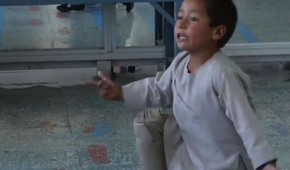 Ο 5χρονος Άχμεντ, που έχασε το πόδι του στον πόλεμο, χορεύει  με το νέο προσθετικό μέλος του