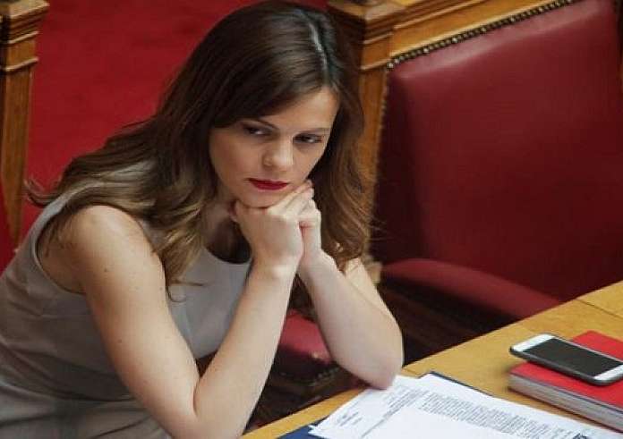 Έφη Αχτσιόγλου: Άραγε πόσες πρέπει να χάσουμε για να αναγνωριστεί θεσμικά ο όρος γυναικοκτονία;