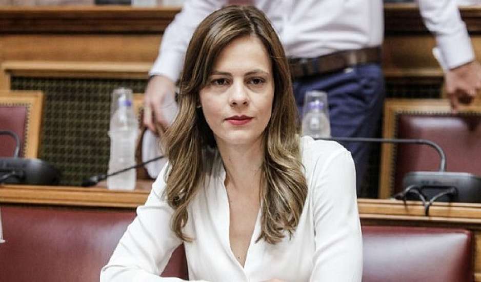 Αχτσιόγλου: Η πολιτεία να προσφέρει βοήθεια κι ενημέρωση στους εγκλωβισμένους στην Αθηνών-Κορίνθου
