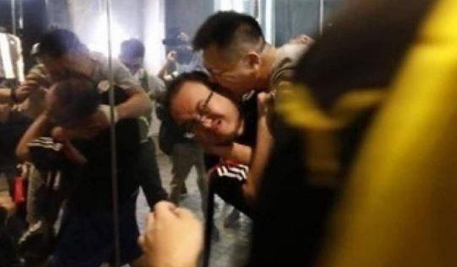Χονγκ Κονγκ: Του έκοψε το αυτί - Επιτέθηκε με μαχαίρι σε εμπορικό κέντρο