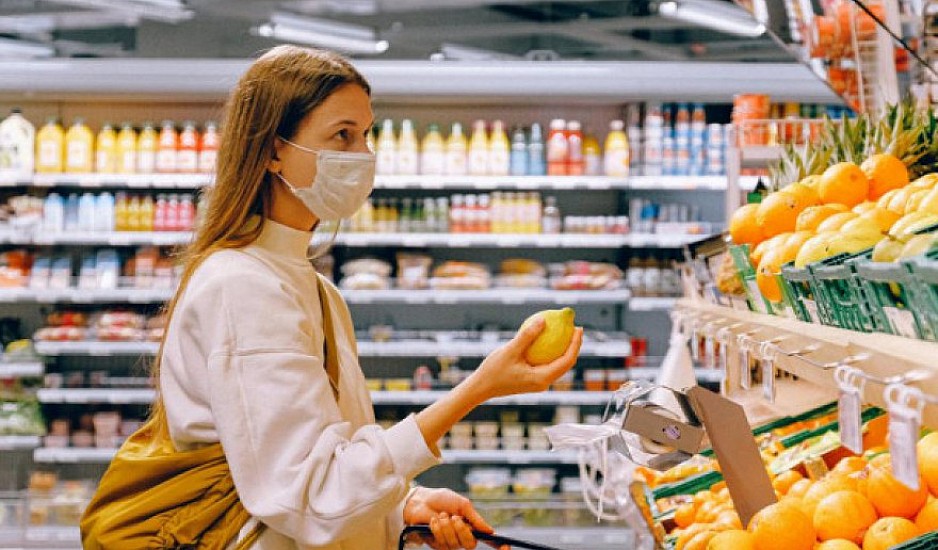 Τέλος η διπλή μάσκα στα σούπερ μάρκετ, τι αλλάζει στα ψώνια