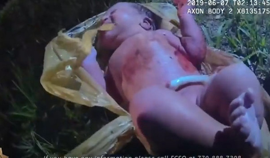 Αντιδράσεις προκαλεί βίντεο από τον εντοπισμό μωρού μέσα σε πλαστική σακούλα