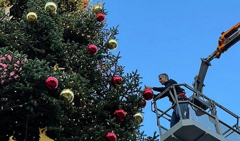 Στολίστηκε το χριστουγεννιάτικο δέντρο στο Σύνταγμα - Ο Κώστας Μπακογιάννης έβάλε την τελευταία μπάλα