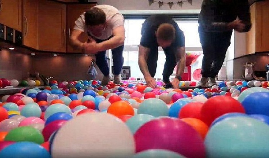 Μπαμπάς γέμισε το σπίτι με 250.000 μπαλάκια για να παίξουν τα παιδιά του