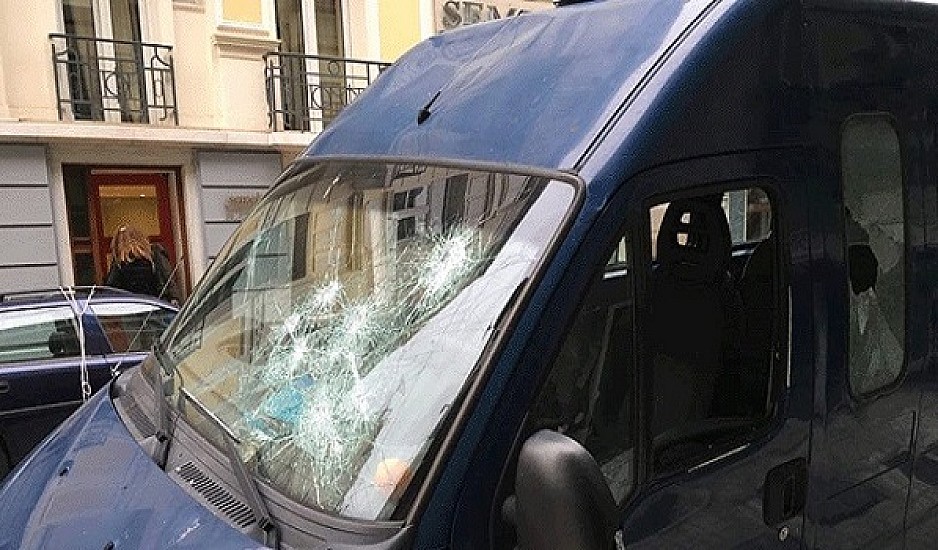 Επίθεση σε βαν της αστυνομίας στην ΑΣΟΕΕ - Αστυνομικός πυροβόλησε στο αέρα