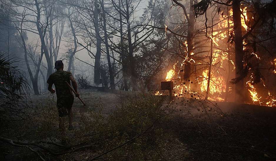 Εκκένωση γηροκομείου στις Αχαρνές λόγω της πυρκαγιάς στη Βαρυμπόμπη