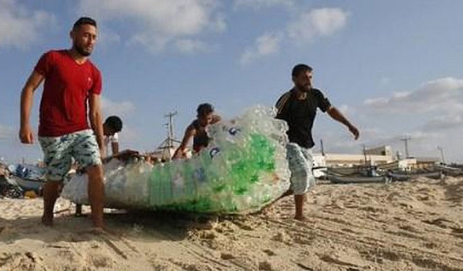 Λωρίδα της Γάζας: Έφτιαξε βάρκα από πλαστικά μπουκάλια για να ζήσει την οικογένειά του